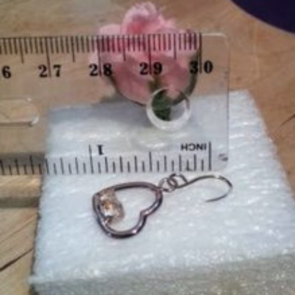 Sensitive Ears dangle heart shape 2 cz earrings - Picture 4 of 4